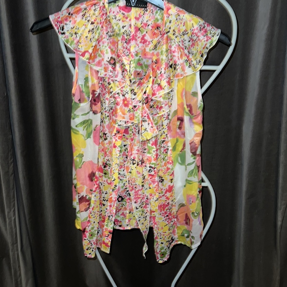 2 tops apostrophe ruffles floral - Picture 2 of 9